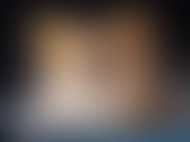 Cep telefonu tutan bir kişinin bulanık görüntüsü