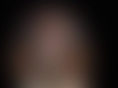 Üstünde mum olan bir pasta.