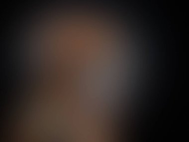 Cep telefonu olan bir kişinin bulanık görüntüsü