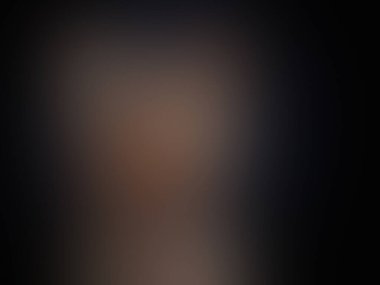 Cep telefonu tutan bir kişinin bulanık görüntüsü