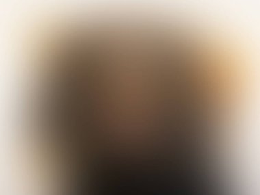 Cep telefonu olan bir kişinin bulanık görüntüsü