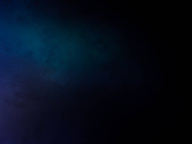 Elinde mikrofon tutan takım elbiseli ve kravatlı bir adam.