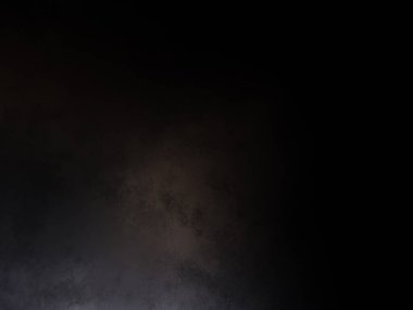 Siyah gömlekli ve kravatlı bir adam siyah bir duvarın önünde duruyor.