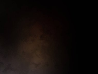 Karanlık bir gökyüzü, birkaç bulut ve bir ışık.