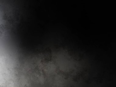 Takım elbiseli ve kravatlı bir adam duvarın önünde duruyor.