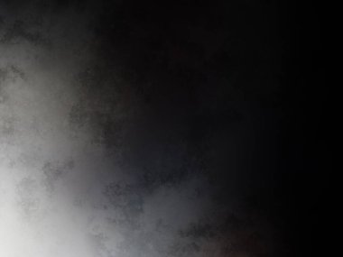 Takım elbiseli ve kravatlı bir adam ateşin önünde duruyor.