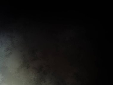 Siyah gömlekli bir adam tenis raketi tutuyor.