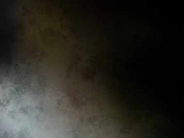 Sörf tahtası tutan dalgıç kıyafetli bir adam.