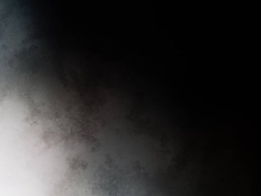 Takım elbiseli ve kravatlı bir adam tenis raketi tutuyor.