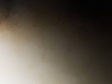 Takım elbiseli ve kravatlı bir adam duvarın önünde duruyor.