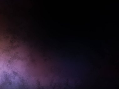 Mor ve mavi ışıklı koyu bir arkaplan.