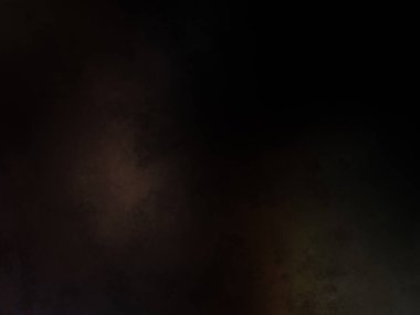 Takım elbiseli ve kravatlı bir adam ateşin önünde duruyor.