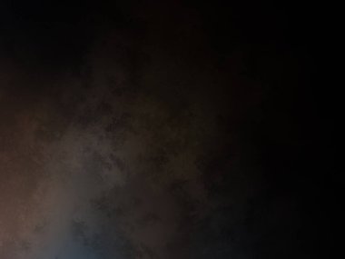 Takım elbiseli ve kravatlı bir adam ateşin önünde duruyor.