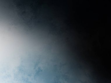 Arka planda güneşle bulutlu gökyüzünde uçan bir uçak.