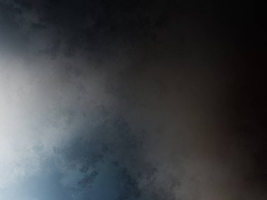 Arka planda güneşle bulutlu gökyüzünde uçan bir uçak.