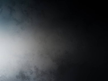 Takım elbiseli ve kravatlı bir adam tenis raketi tutuyor.