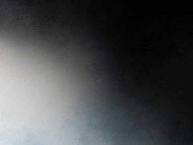 Kar yüzeyinde snowboard süren bir adam.