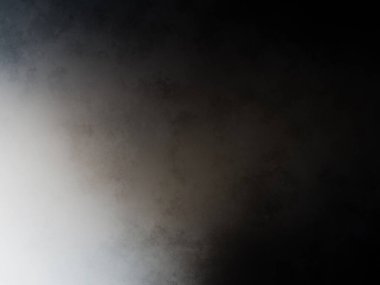 Elinde mikrofon tutan takım elbiseli ve kravatlı bir adam.