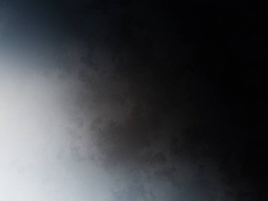 Bulutlu bir gökyüzünde uçan bir uçak ve havada bir jet.