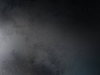 Arka planda güneşle bulutlu gökyüzünde uçan bir uçak.