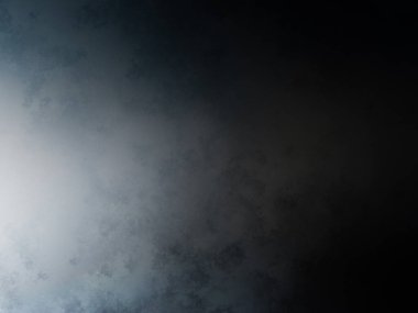 Takım elbiseli ve kravatlı bir adam tenis raketi tutuyor.