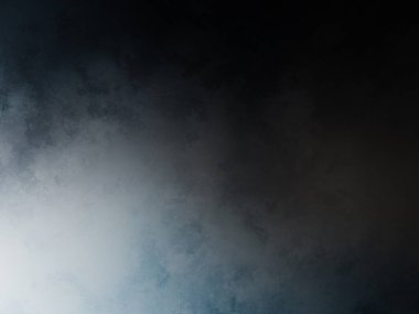 Siyah gömlekli bir adam tenis raketi tutuyor.