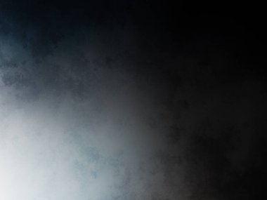 Siyah gömlekli bir adam tenis raketi tutuyor.