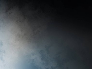 Bir uçak bulutlu bir gökyüzünde uçuyor güneşli