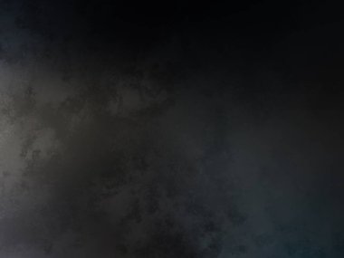 Karanlık bir yüzeyde kaykay süren bir adam.