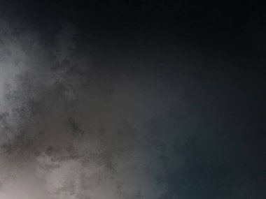 Bulutlu bir gökyüzünde jetle uçan bir uçak.