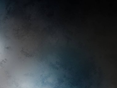 Arka planda güneşle bulutlu gökyüzünde uçan bir uçak.