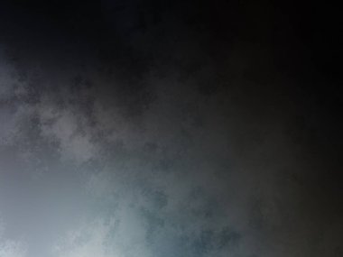 Sörf tahtasında suda bir insan.