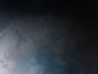 Arka planda güneşle bulutlu gökyüzünde uçan bir uçak.