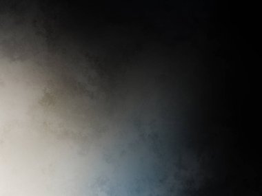 Siyah gömlekli bir adam tenis raketi tutuyor.