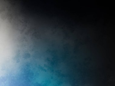 Karlı bir yüzeyde snowboard süren bir insan.