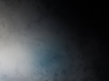 Takım elbiseli ve kravatlı bir adam duvarın önünde duruyor.