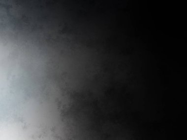 Takım elbiseli ve kravatlı bir adam tenis raketi tutuyor.