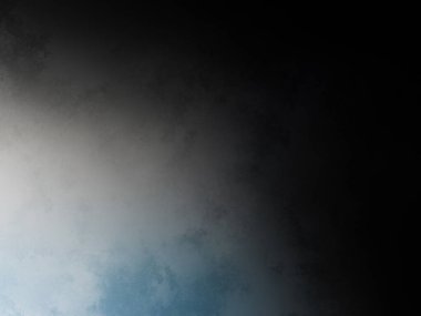 Rampada kaykay süren bir adam.