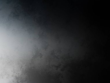 Siyah gömlekli bir adam tenis raketi tutuyor.