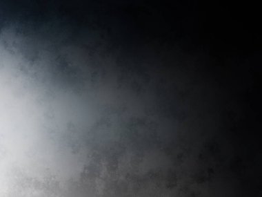 Takım elbiseli ve kravatlı bir adam tenis raketi tutuyor.