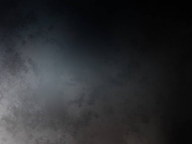 Karlı bir yüzeyde snowboard süren bir insan.