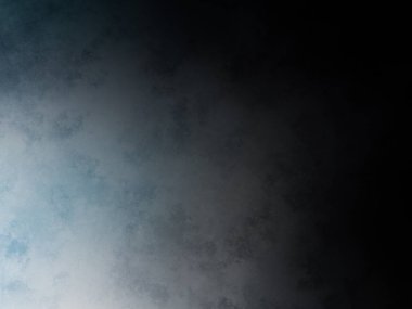 Siyah gömlekli bir adam tenis raketi tutuyor.