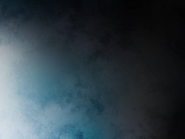 Siyah gömlekli bir adam tenis raketi tutuyor.