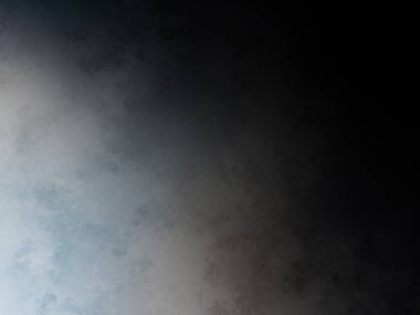 Takım elbiseli ve kravatlı bir adam tenis raketi tutuyor.