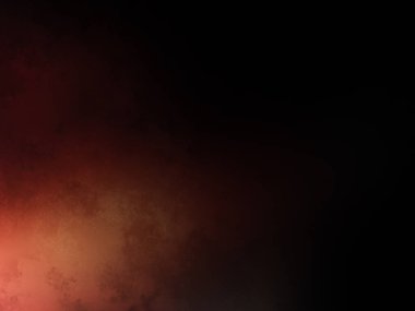 Bir adam kortta tenis raketi tutuyor.