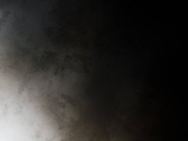 Siyah gömlekli ve beyaz gömlekli bir adam.