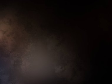 Takım elbiseli ve kravatlı bir adam karanlık bir arka planın önünde duruyor.