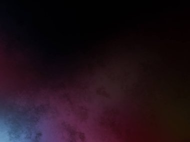 Takım elbiseli ve kravatlı bir adam mikrofonun önünde duruyor.