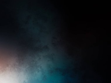 Tenis kortunda raket tutan bir adam.