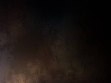 Karanlık bir gökyüzü, birkaç bulut ve aydınlık.